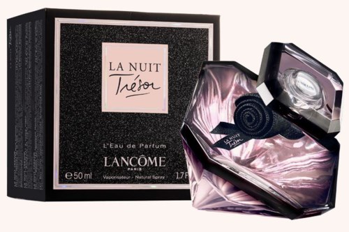 Een parfumfles met roze en paarse krullen, en een zwart en roze doos met 'La Nuit Trésor' van Lancôme.