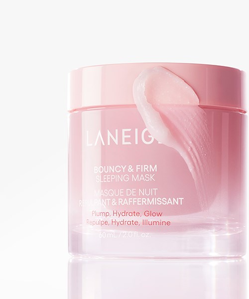 Vaaleanpunainen Laneige-yönaamioastia, päällä märkä raita. Teksti 'Bounce & Firm Sleeping Mask'.