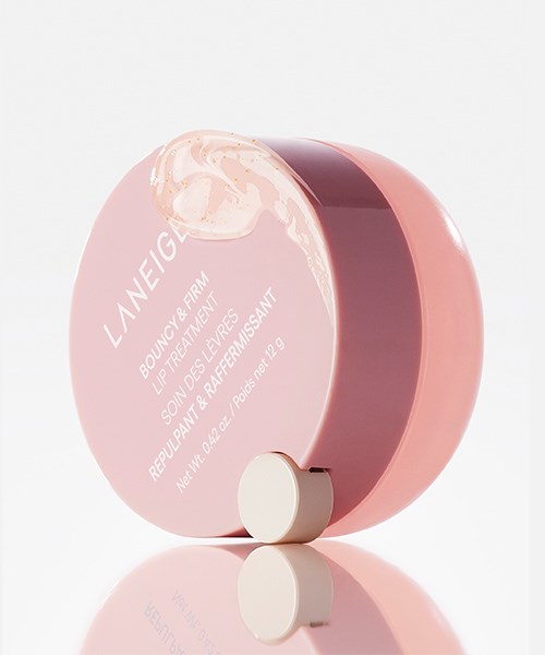 Pyöreä pinkki purkki, jossa valkoinen rulla ja lakanassa lukee 'LANEIGE Beauty Firm'.