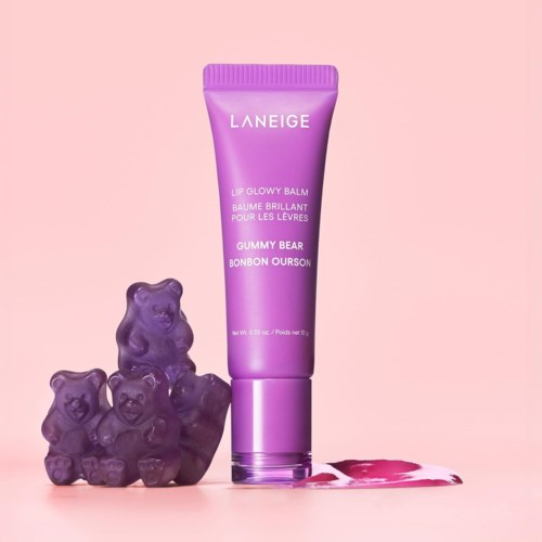 Lila tube met label 'Laneige Lip Glowy Balm' met drie paarse gummyberen en een lippenbalsemspoor.