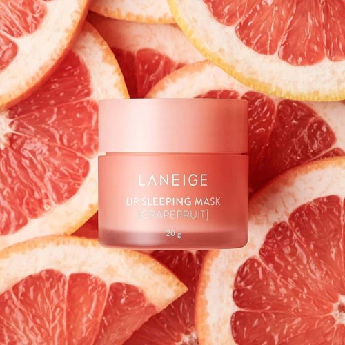 Een potje Laneige Lip Sleeping Mask met grapefruit smaak omgeven door grapefruitparten.