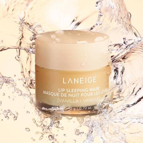 Een pot Laneige Vanille Lip Sleeping Mask gespoten met water voor een frisse, hydraterende uitstraling.