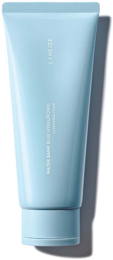 Lichtblauwe tube met 'Lanège' en 'Water Bank Blue Hyaluronic Cream' in verticale tekst. Staat rechtop met schaduw.
