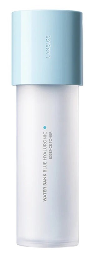 Valkoinen ja vaaleansinisellä pullo ihonhoidolle, merkattu Water Bank Blue Hyaluronic Essence Toner.