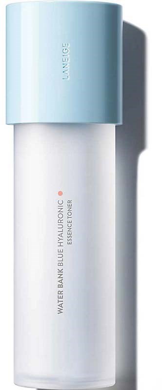 Een witte fles met een lichtblauwe dop, gemarkeerd als Water Bank Blue Hyaluronic Essence Toner.