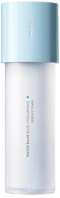Een lange witte fles met een lichtblauwe dop. Het is gelabeld 'Water Bank Blue Hyaluronic Essence Toner.'