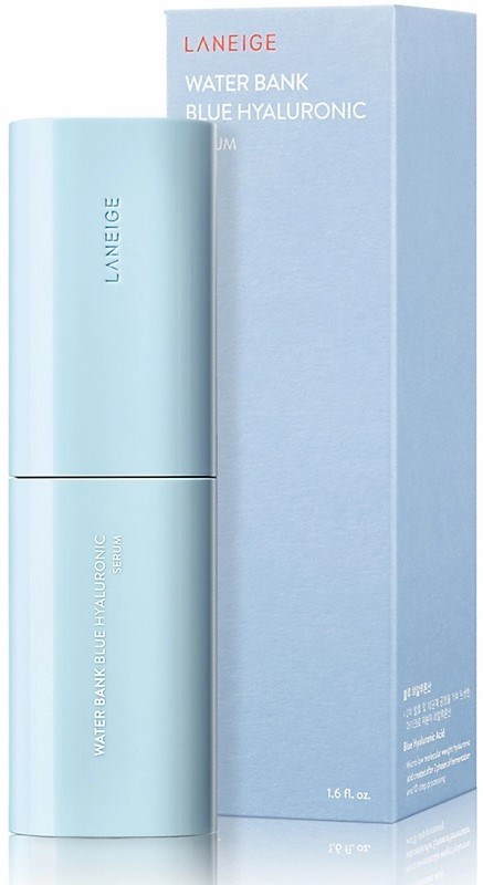En blå, sylinderformet flaske med tilsvarende eske, merket som vannbank med hyaluronsyre av Laneige.