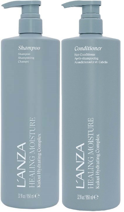 Twee lichtblauwe flessen met shampoo en conditioner, met pompdispenseren. Ze zijn van het merk L'ANZA.