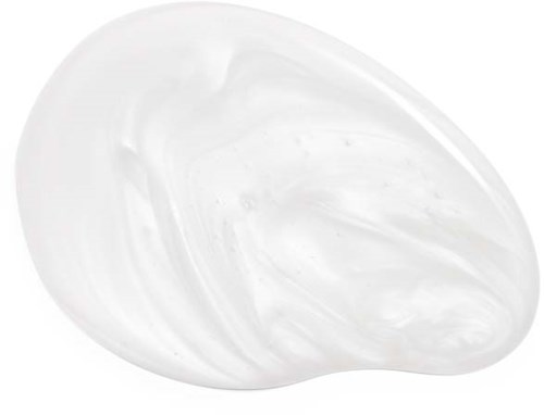 Witte crème of lotion verspreid op een donkere ondergrond, met een glad en glanzend oppervlak.