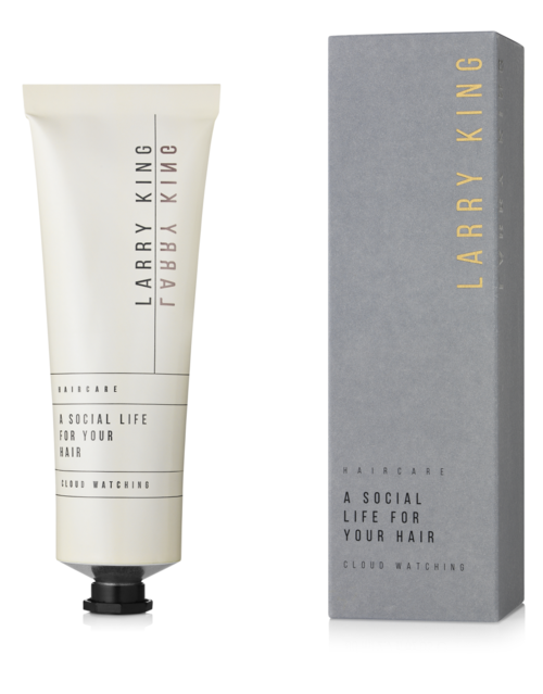 Eine weiße Tube und graue Box mit gold- und schwarzem Text, Haarkosmetik, bezeichnet 'Larry King' und 'A Social Life for Your Hair.'