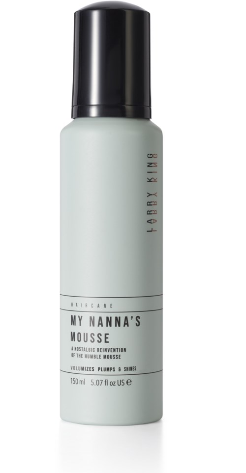 Eine weiße Flasche mit schwarzem Deckel, beschriftet "My Nanna's Mousse" für Haar oder Körper. Schlichtes Design, 150 ml.