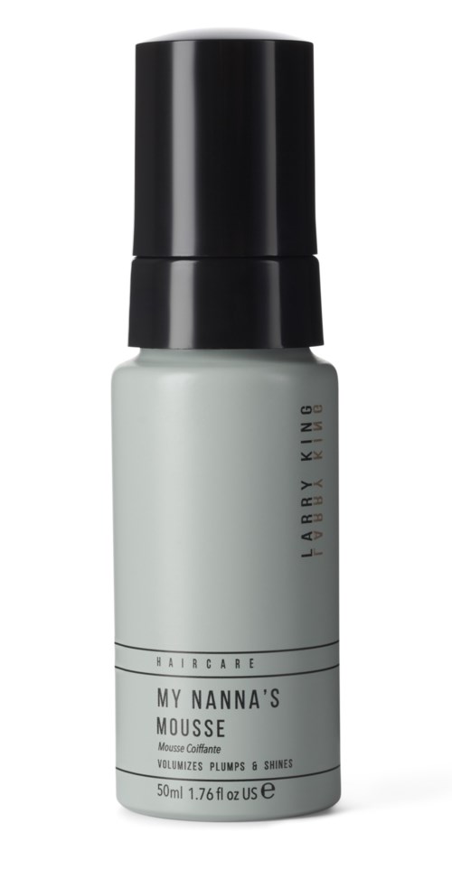 Eine weiße Flasche mit schwarzem Deckel und Text, gekennzeichnet als Haarmousse für Volumen und Fülle, 50 ml.