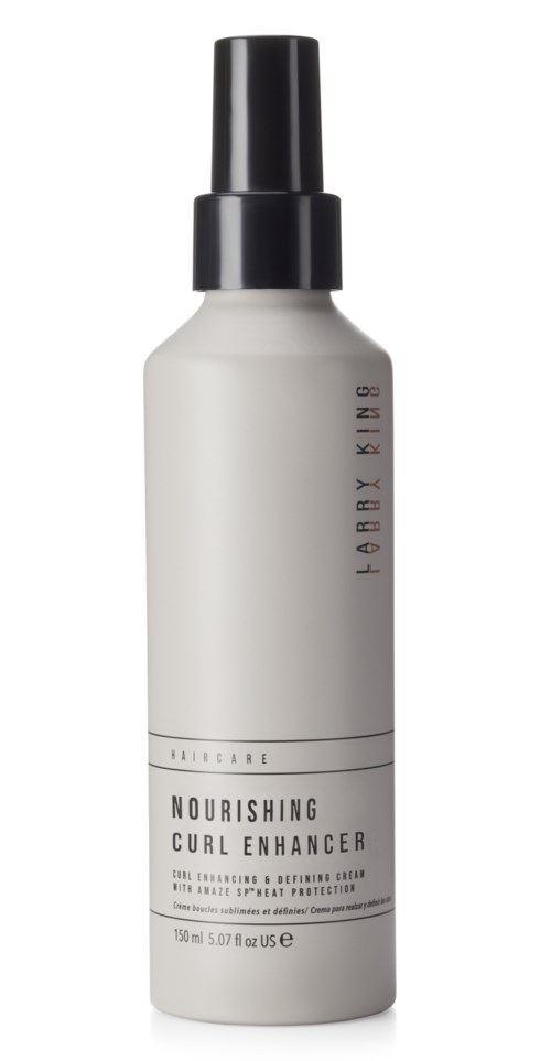 Eine weiße Sprühflasche mit schwarzem Deckel, beschriftet mit 'FORY KING' und 'Nourishing Curl Enhancer'.