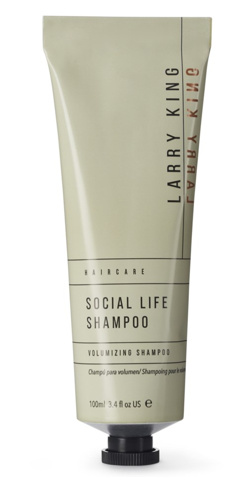 Beige Tube mit schwarzem Deckel, gekennzeichnet als volumenspendendes Shampoo von Larry King.