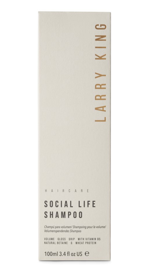 Die Verpackung ist weiß mit goldener und schwarzer Schrift, mit Larry Kings Namen und Shampoo-Details.