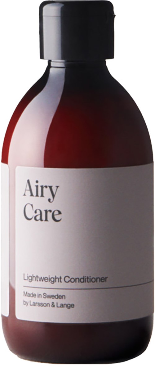 Een bruine fles met een zwarte dop, gemerkt Airy Care, lichtgewicht conditioner, gemaakt in Zweden door Larsson & Lange.