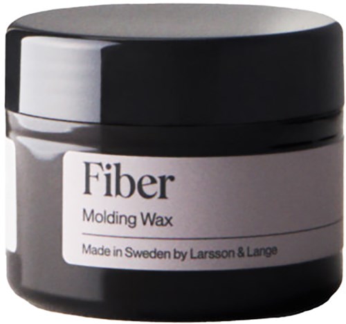 Een zwarte container met een wit label dat 'Fiber Molding Wax' zegt, gemaakt in Zweden door Larsson & Lange.