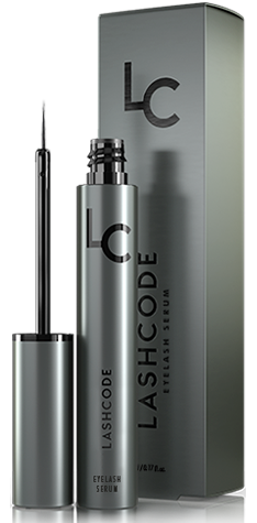 Een zilveren doos en fles met applicator, gelabeld Lashcode Eyelash Serum, voor het versterken van wimpers.