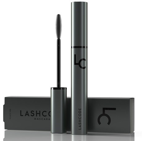 Ein Mascara, eine kleinere Tube und zwei rechteckige Boxen mit dem Markennamen Lashcode.