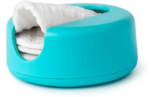 Ein blauer Tissue-Dispenser mit Papiertaschentüchern, die teilweise herausgezogen sind.