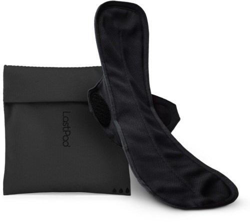 Eine schwarze Lostpod-Kniebandage neben einer schwarzen Box. Die Bandage ist aus elastischem Material.