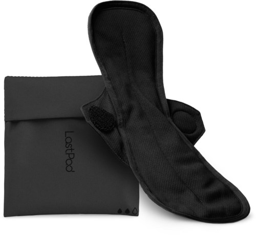 Eine schwarze wiederverwendbare Silikon-Menstruationskappe mit Aufbewahrungstasche. Die Tasche ist mit 'LastDrop' beschriftet.