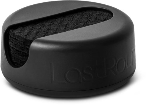 Eine schwarze, ovale Vorrichtung mit weicher Innenlage, wahrscheinlich zum Reinigen oder Polieren. Der Markenname "LaStrou" ist sichtbar.