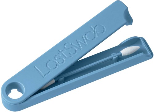 Ett blått fodral med ordet "LastSwab" innehåller en återanvändbar bomullspinne.