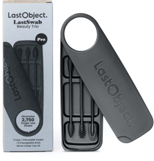 Ein schwarzes Dentalwerkzeug-Set mit drei Bürsten und einem Etui, teilweise mit einem Schutzdeckel bedeckt. Das Etui trägt die Aufschrift "LastObject".