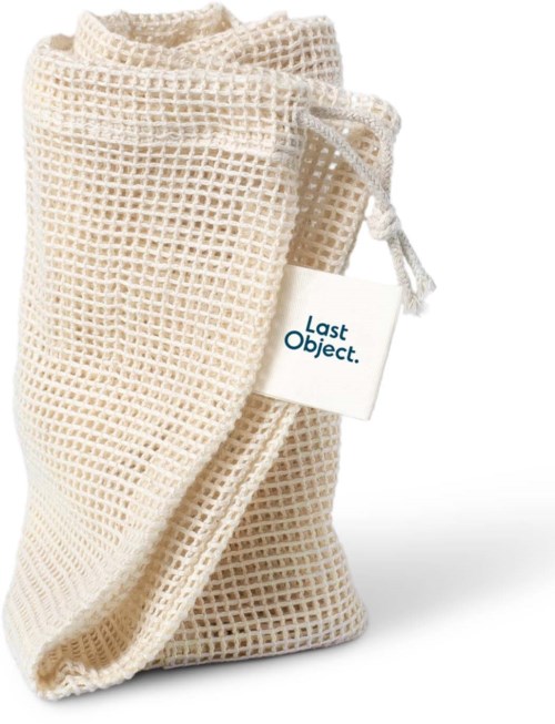 Eine beige, strukturierte Stofftasche mit Kordel und einem Etikett mit 'Last Object.'