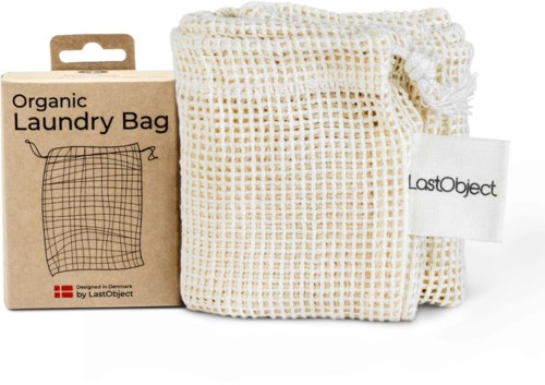 Ein Stoff-Wäschebeutel neben einer Pappschachtel mit der Aufschrift 'Organic Laundry Bag', beide sind hell und schlicht.