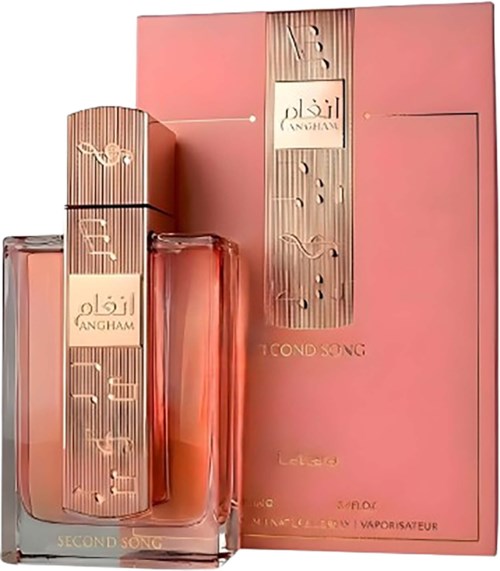 Pink box med parfymflaska och sprayflaskor, med guld- och vita etiketter, för ett doftprodukt.