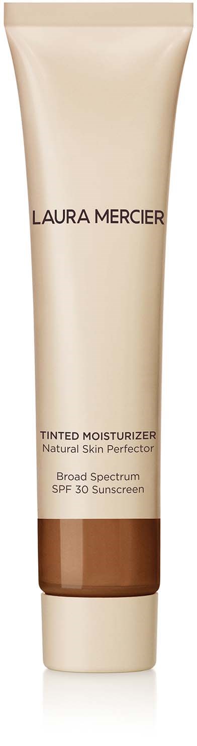 En beige tub med Laura Mercier färgad fuktighetskräm med SPF 30, märkt som bredspektrums, naturlig hudperfektör.