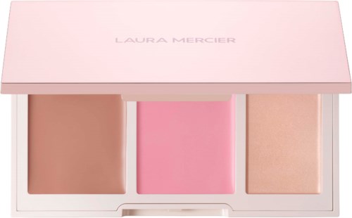 Meikkipaletti, jossa on kolme sävyä: persikka, pinkki ja beige, vaaleanpunaisessa laukussa Laura Mercierilta.