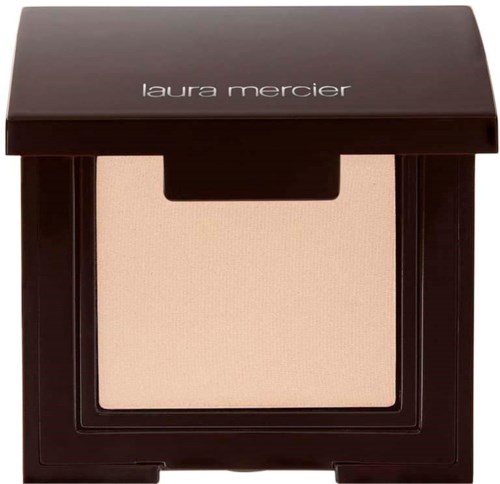 Beigeäpä makeup-kompakti, jossa läpinäkyvä ikkuna ja "laura mercier" kirjoitettuna kannessa.