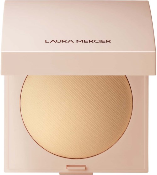 En rosa kompakt med ett beige pressat puder inuti, och 'Laura Mercier' skriver på locket.