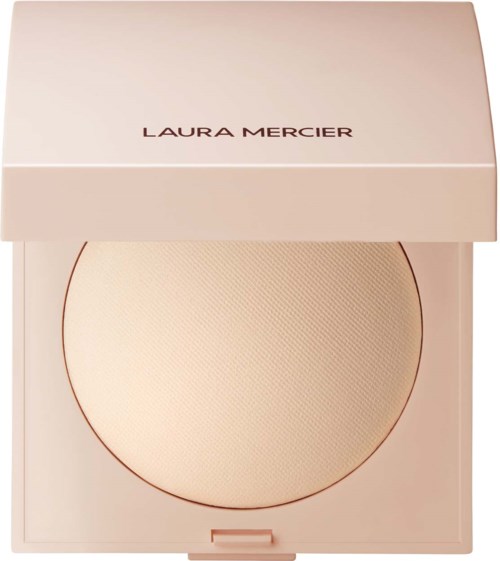 Ett puder med rouge eller highlighter inuti, i ett rosaaktigt vitt fodral med varumärkesnamnet Laura Mercier.