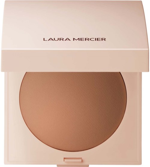 Ett kompakt med beige puder, öppet lock och "Laura Mercier"-logotyp på boxen.