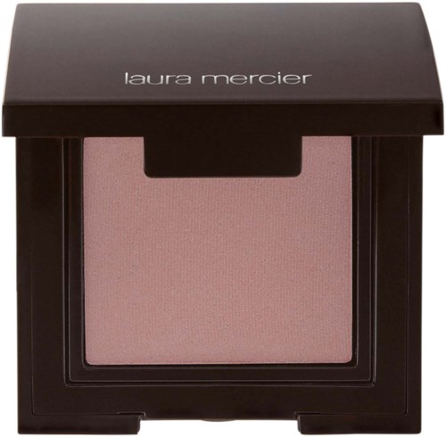 Ruusukohde isossa mustassa laatikossa, jossa vaaleanpunainen blush, ja sen päällä lukee 'laura mercier'.