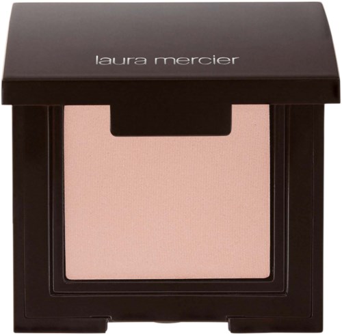 Ett Laura Mercier-makeup-kompakt med ljusrosa puder inuti och en svart lock.