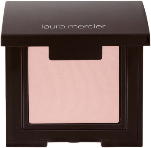 En svart makeup-compact med rosa puder inuti, märkt 'laura mercier' på locket.