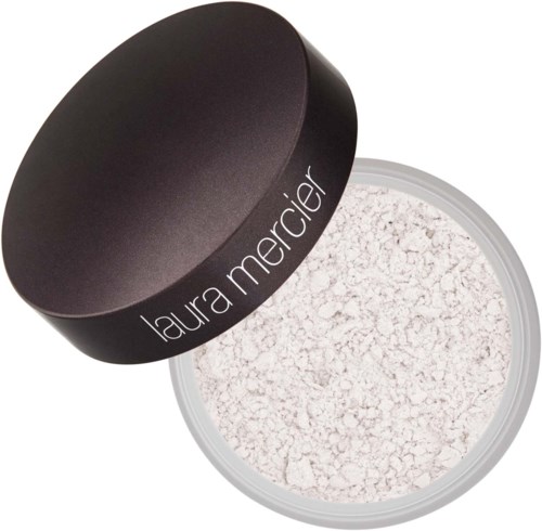 En rund behållare med svart lock och vitt pulver inuti, märkt 'laura mercier'.
