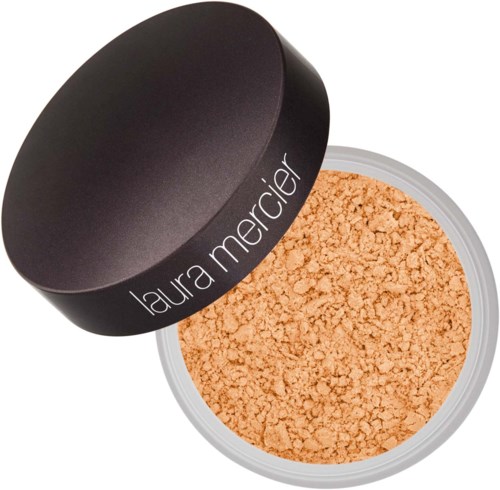En rund behållare med svart lock märkt "laura mercier" och ett beige, krossat pulver inuti.