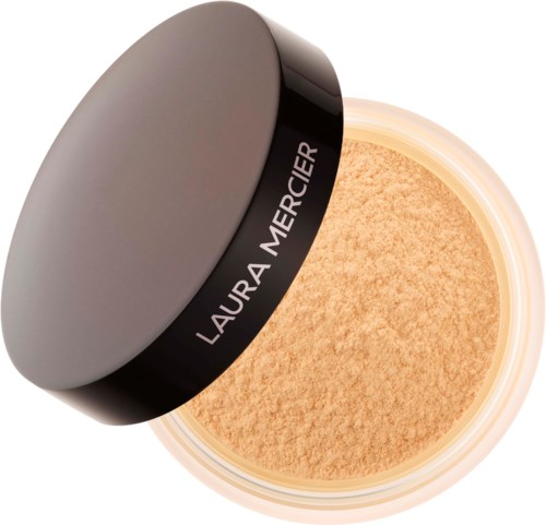 En rund beholder med grå lokk, merket Laura Mercier, inneholder et lyst beige pulver.
