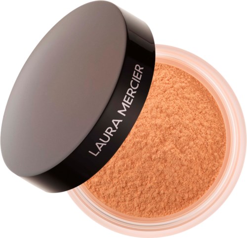 En rund beholder med makeup med svart lokk merket Laura Mercier og ferskenfarget pudder inni.