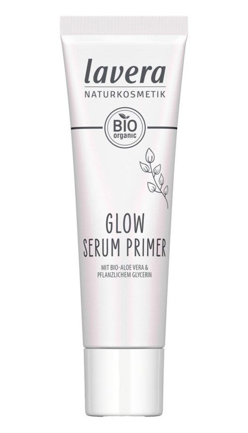 Eine weiße Tube mit grauen und schwarzen Text, beschriftet 'Lavera Glow Serum Primer' mit Bio- und Pflanzenzeichen.