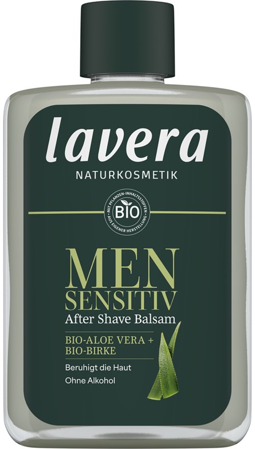 En grå flaske med en mørk etikett, tekst om Men Sensitive aftershave balsam, aloe vera og bjørk, med et grønt blad.