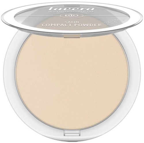 Ett kompakt puderhuvud med ett tydligt lock som visar beige puder inuti. Märkt 'Lavera' och 'Satin Compact Powder.'