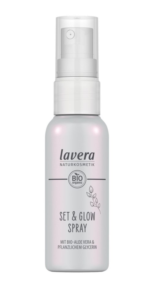 Pieni valkoinen pullo suihkepäällä, labeled 'Set & Glow Spray' sisältäen aloe vera ja glyseriini.