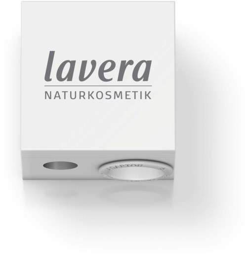 Eine weiße Box mit dem Text "Lavera NATURKOSMETIK" auf der Vorderseite, mit Aussparungen an der Seite zum Öffnen.